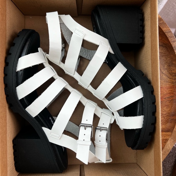 Dirty laundry Fun stuff Chunky strappy heel size 8.5 white black 90s style - Picture 8 of 9